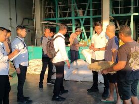 Satgas Pangan Polres Jember menyidak salah satu produsen beras, Selasa (22/7/2025). (Istimewa)