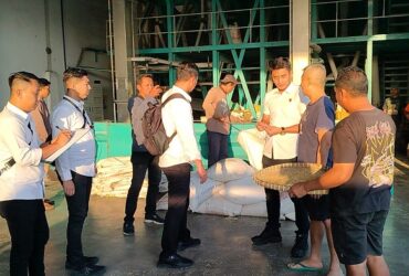 Satgas Pangan Polres Jember menyidak salah satu produsen beras, Selasa (22/7/2025). (Istimewa)