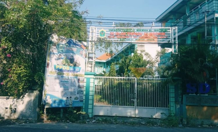 SDIT Al Ibrohimi, Manyar, Gresik dalam kondisi terkunci dan tidak bisa digunakan.(blok-a.com/ivan)