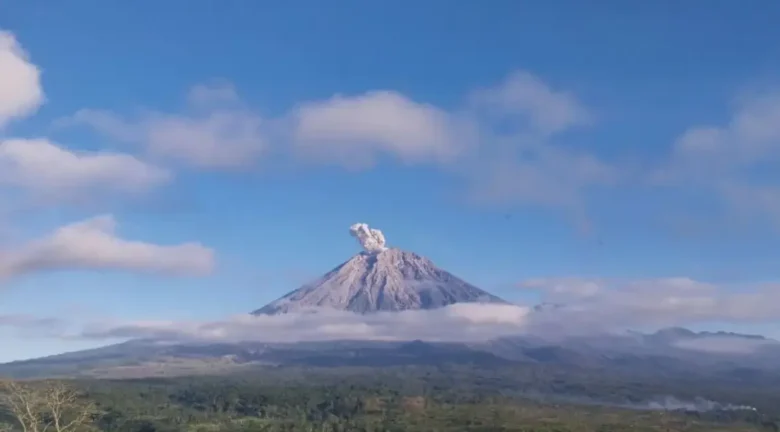 Terlihat letusan setinggi 700m dari puncak Gunung Semeru pada Jumat (11/7/2025) (dok: Antara/PVMBG)