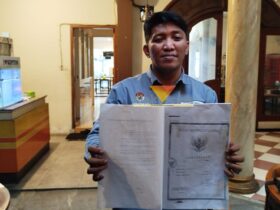 Kuasa Hukum Harto Wijoyo, Vandy Satrio Raharjo S.H saat menunjukkan bukti kepemilikan sertifikat milik kliennya (blok-a.com/Yogga Ardiawan)
