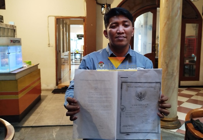Kuasa Hukum Harto Wijoyo, Vandy Satrio Raharjo S.H saat menunjukkan bukti kepemilikan sertifikat milik kliennya (blok-a.com/Yogga Ardiawan)