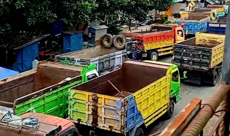 Ratusan sopir truk pasir di Kecamatan Nglegok, Kabupaten Blitar, menggelar aksi unjuk rasa tolak SPT. (blok-a.com/Fajar)