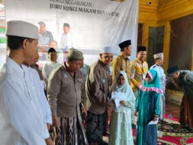 Keluarga Besar Ahli Waris dan Juru Kunci Makam Sunan Giri menggelar santunan untuk anak yatim dan dhuafa, Sabtu (27/7/2025).(blok-a.com/ivan)