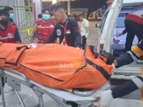Jasad pekerja proyek di Sunrise mall 2 saat dievakusi petugas.(blok-a.com/Syahrul Wijaya)