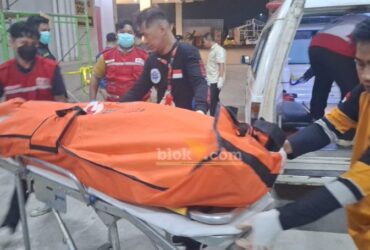 Jasad pekerja proyek di Sunrise mall 2 saat dievakusi petugas.(blok-a.com/Syahrul Wijaya)