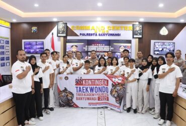 Kapolresta Banyuwangi saat melepas Kontingen Taekwondo Tiger Akademi ke Kapolri Cup 6, Kamis (23/7/2025).
