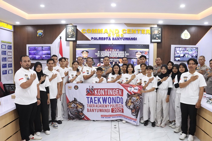 Kapolresta Banyuwangi saat melepas Kontingen Taekwondo Tiger Akademi ke Kapolri Cup 6, Kamis (23/7/2025).