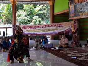 Penampilan Tari Klono pada Jagongan Budaya di Sanggar Wayang Topeng Tri Purwo Budoyo, Desa Jatiduwur, Kecamatan Kesamben, Kabupaten Jombang, Minggu (20/7/2025).