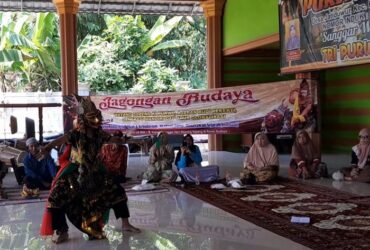 Penampilan Tari Klono pada Jagongan Budaya di Sanggar Wayang Topeng Tri Purwo Budoyo, Desa Jatiduwur, Kecamatan Kesamben, Kabupaten Jombang, Minggu (20/7/2025).