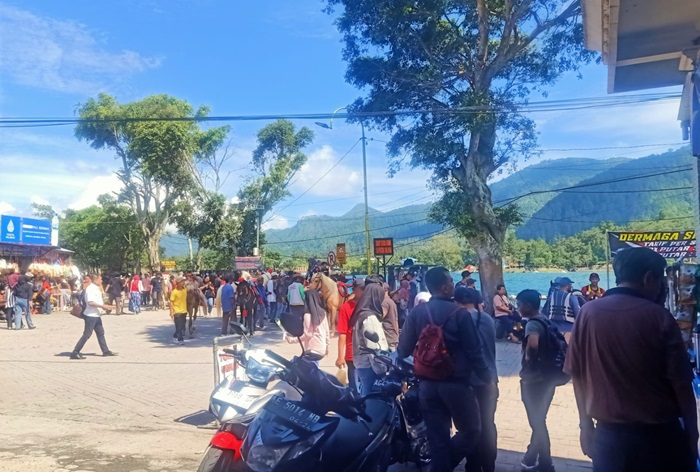 Suasana kawasan wisata Telaga Sarangan saat hari libur.