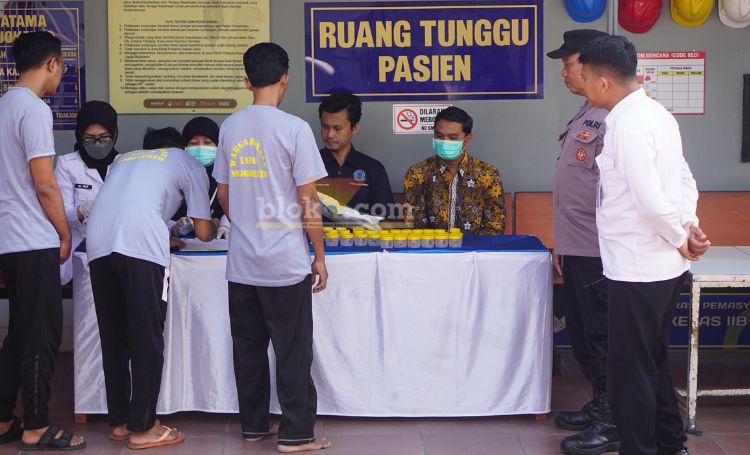 Tes urine petugas lapas dan warga binaan di lapas kelas IIB Mojokerto.(blok k-a.com/Syahrul Wijaya)