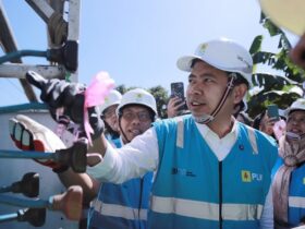 Bupati Jember meninjau pemasangan tiang listrik di Desa Andongrejo, Kamis (5/6/2025). (Diskominfo Jember for blok-a.com)
