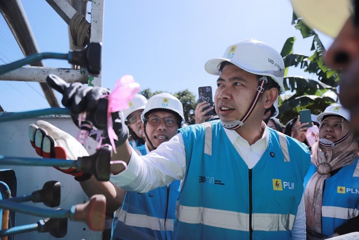 Bupati Jember meninjau pemasangan tiang listrik di Desa Andongrejo, Kamis (5/6/2025). (Diskominfo Jember for blok-a.com)