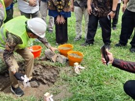 Bupati Jember meletakkan batu pertama pembangunan gedung tower 5 lantai RKB, Sabtu (12/7/2025). (Foto: Diskominfo Jember for blok-a.com)