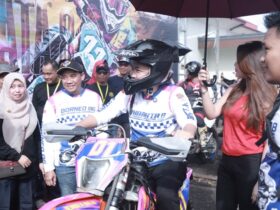 Bupati Jember menunggangi motor trail dalam event trail Jawer, Minggu (29/6/2025). (Foto: Istimewa)