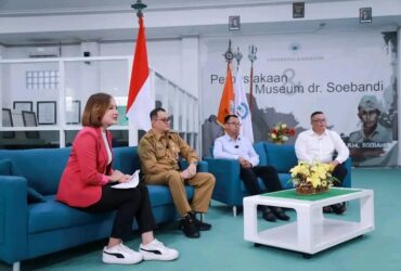 Kepala Diskominfo Jember bersama crew TVRI nonton film dokumenter 'Jalan Sunyi dr. Soebandi' pada Senin (16/6/2025). (Foto: Istimewa)