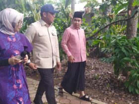 Bupati Jember mendampingi Wamentan RI mengunjungi Puslit Kakao, Jumat (11/7/2025).