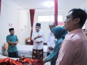 Bupati Jember menjenguk warga yang sakit di Puskesmas 1 Silo, Jumat (27/6/2025). (Foto: Diskominfo Jember for blok-a.com)
