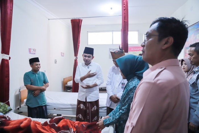 Bupati Jember menjenguk warga yang sakit di Puskesmas 1 Silo, Jumat (27/6/2025). (Foto: Diskominfo Jember for blok-a.com)