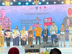 Diskopum Jember menerima penghargaan dalam Wastra Batik Festival di Bojonegoro, Sabtu (21/6/2025). (Foto: Diskominfo Jember for blok-a.com)