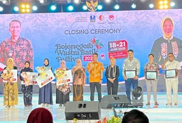 Diskopum Jember menerima penghargaan dalam Wastra Batik Festival di Bojonegoro, Sabtu (21/6/2025). (Foto: Diskominfo Jember for blok-a.com)