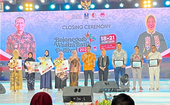 Diskopum Jember menerima penghargaan dalam Wastra Batik Festival di Bojonegoro, Sabtu (21/6/2025). (Foto: Diskominfo Jember for blok-a.com)