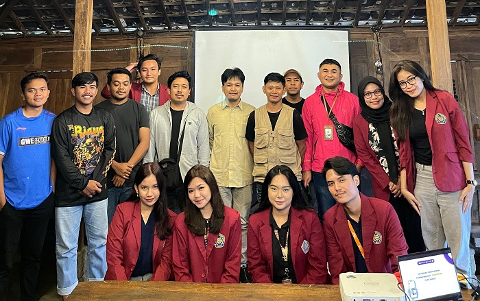 Workshop Optimalisasi Media Sosial oleh ORION di Cafe Sawah di Desa Wisata Pujon Kidul, Kabupaten Malang.
