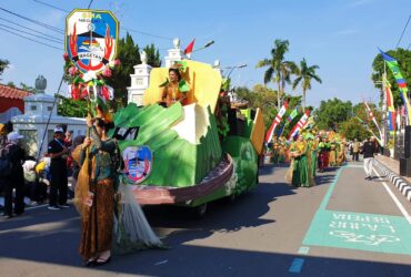 SMA Negeri 1 Magetan saat tampil di Pawai Budaya Magetan 2025.