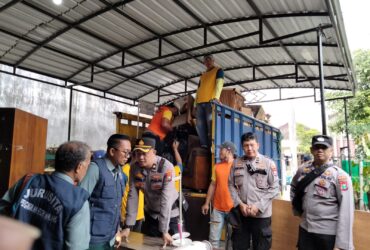 PN Malang Eksekusi Pengosongan Rumah di Klojen Tanpa Perlawanan Kota Malang, blok-a.com – Pengadilan Negeri (PN) Kelas IA Malang melaksanakan eksekusi pengosongan rumah di Jalan Pulau Galang, Kelurahan Kasin, Kecamatan Klojen, Kota Malang, pada Selasa (12/8/2025). Proses ini berjalan lancar tanpa perlawanan dari penghuni. Panitera Muda Perdata PN Malang, Ramli Hidayat, SH, MH, menjelaskan eksekusi dilakukan berdasarkan permohonan dari advokat Andi Yopi Mahardi. Permohonan itu merujuk pada risalah lelang yang dimenangkan Danny Setyawan. "Ini berdasarkan penetapan Ketua PN Malang terkait dilaksanakan ekskusi lelang. Alhamdulillah berjalan lancar, tanpa ada perlawanan, dan sertifikat dari objek tanah dan bangunan itu telah dibalik nama ke pemenang lelang," jelasnya. Ramli menuturkan, objek lelang berupa tanah dan bangunan seluas 525 meter persegi. Penghuni yang telah mengetahui proses hukum akhirnya bersedia keluar secara sukarela. Kuasa hukum pemenang lelang, Andi Yopi Mahardi, mengungkapkan permohonan eksekusi diajukan karena penghuni tetap menempati rumah meski proses lelang telah selesai. Menurutnya, penghuni awalnya mengaku tidak mengetahui bahwa rumah tersebut masuk tahap lelang. "Jadi awalnya penghuni rumah ini dari keluarga Arifin Bahtiar, kemudian dijual ke Agus Subandrio tahun 2012. Setelah beberapa tahun berjalan, keluarga Agus menjaminkan sertifikat rumah yang sudah dibalik nama ke bank," ujarnya. Namun pada 2024, keluarga Agus gagal membayar pinjaman sehingga sertifikat tanah disita bank. Objek tanah dan bangunan itu kemudian dilelang sesuai keputusan pihak bank. "Tahun 2024 akhir itu, klien kami memenangkan lelang objek senilai Rp800 juta. Kemudian kami sebagai kuasa hukum, sudah berkomunikasi dengan penghuni, dan menyampaikan posisi hukumnya. Namun, dengan alasan yang ada sehingga belum mau keluar," jelas Yopi. Ia menambahkan, pihak termohon sempat mengajukan beberapa gugatan namun semuanya ditolak. Akhirnya, pihaknya mengajukan permohonan eksekusi pengosongan kepada PN Malang. "Alhamdulillah, melalui bantuan dari PN Malang, penghuni rumah akhirnya bisa menerima dan tanpa perlawanan keluar dari rumah tersebut," pungkasnya. (yog)