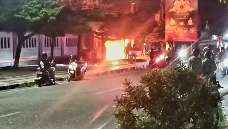 FOTO : Massa perusuh membakar gebang Kantor DPRD Kabupaten Blitar. (blok-a.com/Fajar)