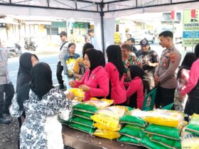 Caption : Agar mendapat beras medium murah berkualitas, puluhan warga sudah mengantri tempat distribusi GPM sejak pagi, Minggu (10/8/2025)(blok-a.com/Kuryanto).