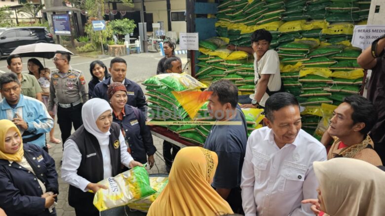 Khofifah Indar Parawansa didampingi Wahyu Hidayat saat turut mendistribusikan beras SPHP kepada masyarakat (blok-a.com / Yogga Ardiawan)