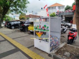 Salah satu tempat sampah khusus botol plastik yang berada di kawasan Kayutangan, Heritage (blok-a.com / Yogga Ardiawan)