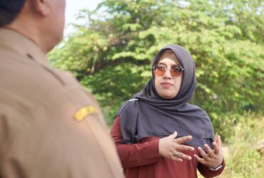 Teks: Anggota DPR RI Meitri Citra Wardani saat meninjau lokasi di desa beratwetan.(blok-a.com/syahrul wijaya)