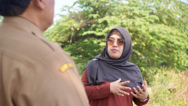 Teks: Anggota DPR RI Meitri Citra Wardani saat meninjau lokasi di desa beratwetan.(blok-a.com/syahrul wijaya)