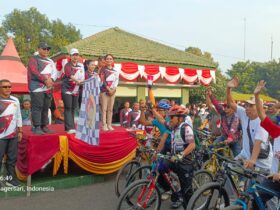 Teks: Pelepasan peserta Gowes oleh Ketua Persit yang didampingi Forkopimpa.(blok-a.com/syahrul wijaya)