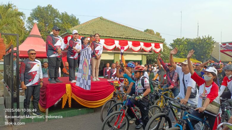 Teks: Pelepasan peserta Gowes oleh Ketua Persit yang didampingi Forkopimpa.(blok-a.com/syahrul wijaya)