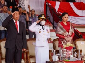 Teks: Proses upacara HUT RI ke-80 di Gelora A. Yani kota Mojokerto.(blok-a.com/syahrul wijaya)