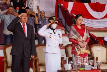 Teks: Proses upacara HUT RI ke-80 di Gelora A. Yani kota Mojokerto.(blok-a.com/syahrul wijaya)