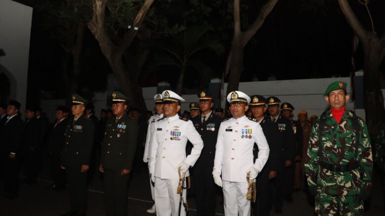Caption : Kapolresta Banyuwangi, Kombes Pol Rama Samtama Putra, saat memimpin upacara Apel Kehormatan dan Renungan Suci di TMP Wisma Raga Satria Banyuwangi, Minggu (17/08/2025)(Humas Polresta Banyuwangi).