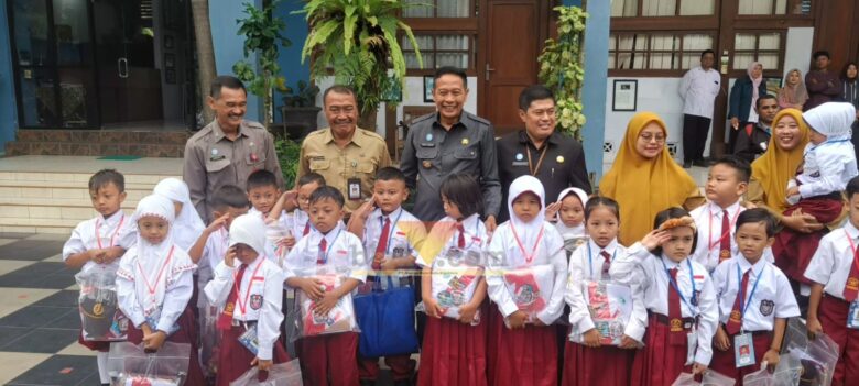 Wali Kota Malang, Wahyu Hidayat menyalurkan seragam gratis kepada murid SD.(blok-a.com/Yogga Ardiawan)