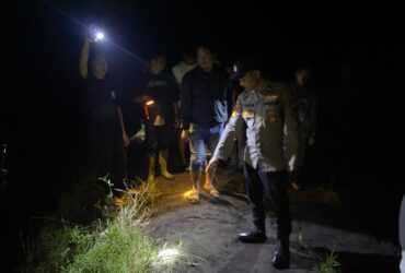 Caption : Polsek Gambiran bersama warga saat melakukan pencarian seorang anak kecil berusia 9 tahun yang hilang terseret arus saat mandi di sungai Setail, Sabtu (2/8/2025) malam. (Blok-a.com/Kuryanto).