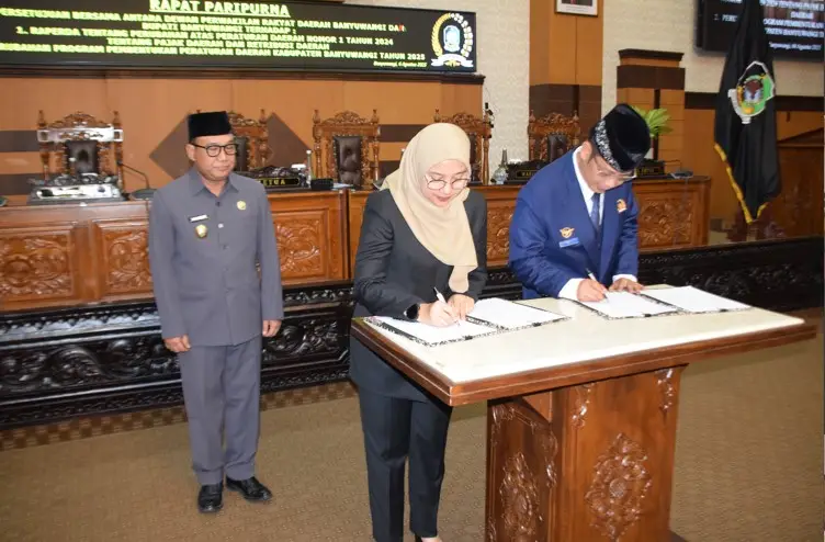 Penandatanganan dokumen persetujuan bersama antara pimpinan dewan bersama Bupati Banyuwangi Ipuk Fiestiandani dalam rapat paripurna DPRD, Rabu (6/8/2025).(blok-a.com/Kuryanto)