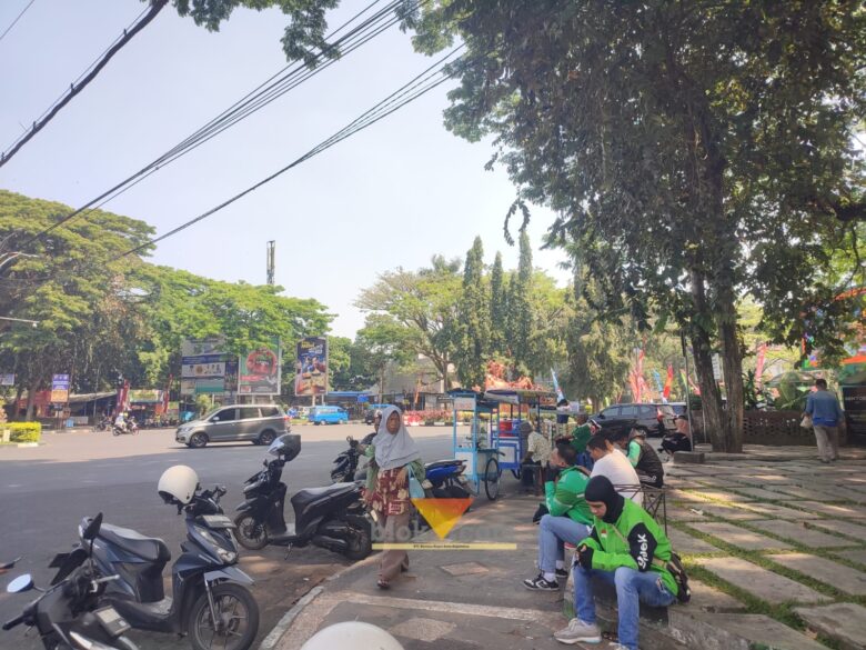 Pengemudi Ojek Online yang mangkal di depan Stasiun Malang (blok-a.com / Yogga Ardiawan)