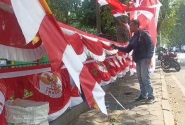 Penjual bendera musiman di Gresik mengalami penurunan omzet.(Istimewa)
