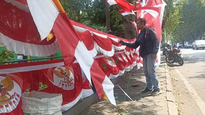 Penjual bendera musiman di Gresik mengalami penurunan omzet.(Istimewa)