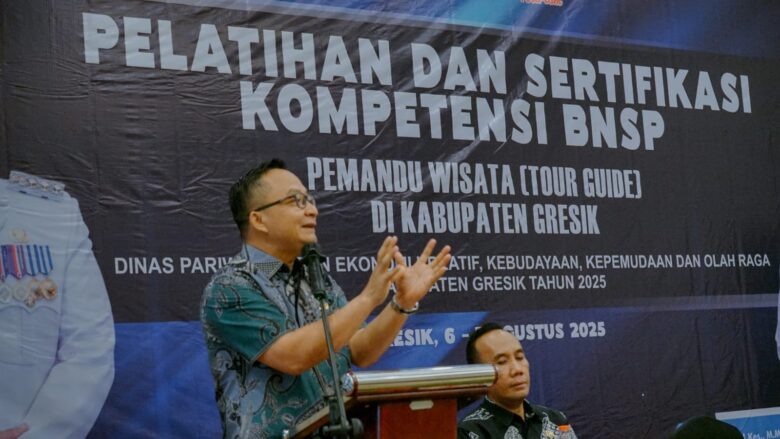 Wakil Bupati Gresik, Asluchul Alif, buka Pelatihan Pemandu Wisata Bersertifikat di Hotel Horison, Kamis (7/8/2025).(Istimewa)