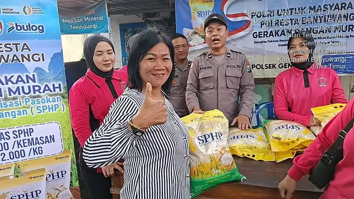 Warga menyambut antusias Program GPM yang di gelar oleh Polresta Banyuwangi bersama Bulog Kancah Banyuwangi, Jumat (8/8/2025).(blok-a.com/Kuryanto)