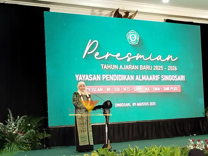 Gubernur Jawa Timur, Khofifah Indar Parawansa saat meresmikan tahun ajaran baru 2025-2026 di Yayasan Pendidikan Al Maarif Singosari.(blok-a.com/Yogga Ardiawan)
